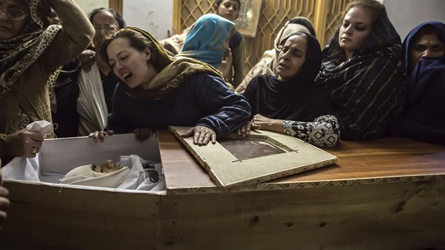 Pkistnci truchl za obti toku Talibanu na kolu v Pvaru (16. prosince 2014)