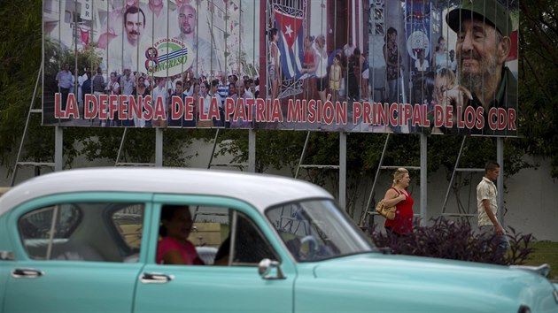 Propagandistick billboard v centru Havany, kter oslavuje tzv. Kubnskou ptku - ptici agent vyslanch na Floridu. (17. prosince 2014)