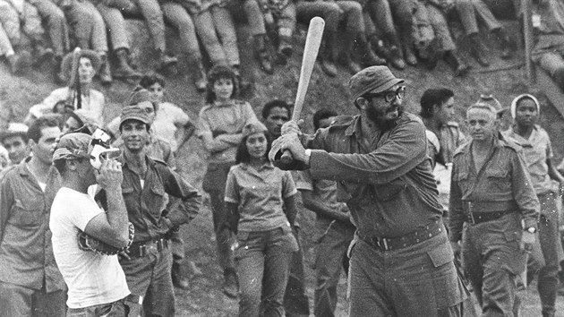 Fidel Castro hraje baseball s kubnskmi uiteli. (erven 1962)