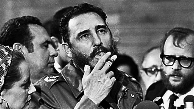 Fidel Castro hovo s novini bhem nvtvy americkho sentora Charlese McGoverna na Kub (kvten 1975)
