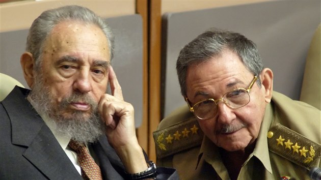 Fidel Castro a jeho bratr Ral v roce 2004 v kubnskm parlamentu. Ral tehdy zastval funkci ministra obrany.