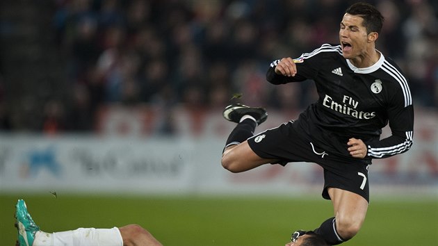 Cristiano Ronaldo pad v utkn na hiti Almerie. Pod nohy mu skoil Francisco Velez.