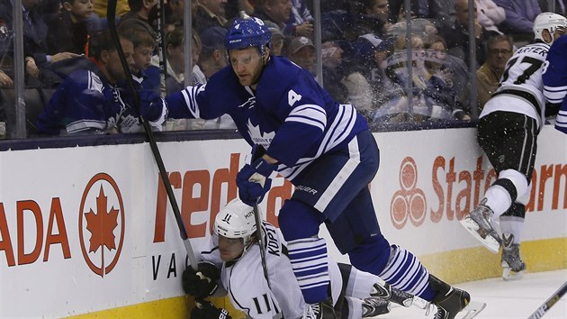 Cody Franson z Toronta u mantinelu pevlcoval Anze Kopitara z Los Angeles.