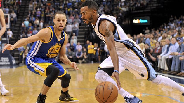 Mike Conley (vpravo) z Memphisu se zkou prothnout kolem brncho Stephena Curryho z Golden State.