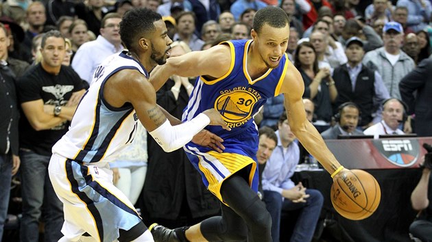 Stephen Curry z Golden State (vpravo) a Mike Conley z Memphisu.