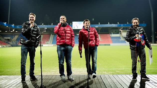 Pavel Horvth a Vclav Pila (druh a tet zleva)  na vnon rozluce plzeskch fotbalist pobavili modertory i fanouky v hlediti.