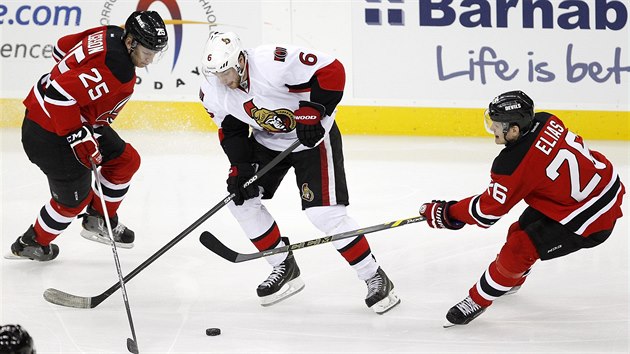 Bobby Ryan z Ottawy se sna proplout mezi dvojic Seth Helgeson (vlevo) a Patrik Eli z New Jersey.