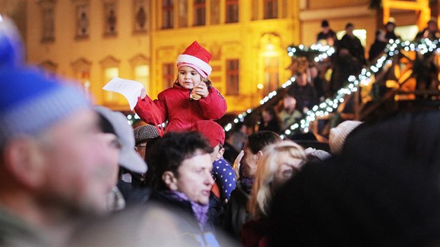 Tradin vnon zpvn koled na nmst Republiky v Plzni (17. prosince 2014)