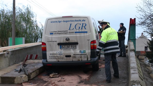 Ukradenou dodvku s nmeckou registran znakou pronsledovalo 17 policejnch aut. Zastavil ji a rozestavn most ve Velvarech (11.12.2014)