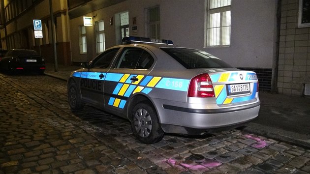 V Praze se v nedli nkdo pokusil zaplit policejn auto (14.12.2014)