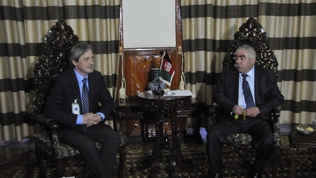 Ministr obrany Martin Stropnick pi jednn s afghnskm viceprezidentem Abdulem Rashidem Dostumem.