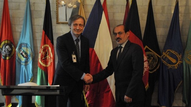 Ministr obrany Martin Stropnick pi jednn s afghnskm ministrem obrany Enayatullahem Nazarim.
