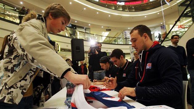 Hezky narovnat dres a vyvihnout cenn podpis. Jan Kov se spolu s dalmi reprezentanty Michalem Birnerem a Vojtchem Mozkem zastnil autogramidy v Praze.