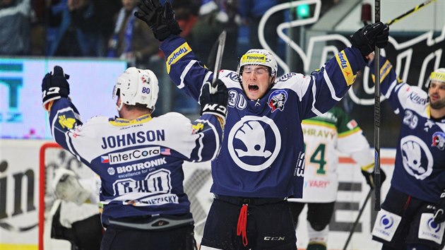 Nicholas Johnson v posledn vtein vyrovnal z power play na 3:3. Na snmku elem se s nm raduje Jakub Lev, kter zpas rozhodl v prodlouen svm glem.