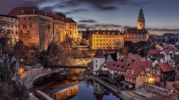 Zmek v eskm Krumlov pohledem z Horsk zahrady. Snmek se stal fotografi dne v galerii Megapixel.cz, na webu 500px byl druhm v dennm ebku a peskoil desetitisce dalch fotografi z celho svta.