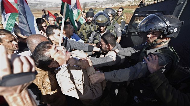 Podle svdk el ab Ajn v ele skupiny nkolika destek Palestinc a jako prvn se dostal do stetu s vojkem (10. prosince)