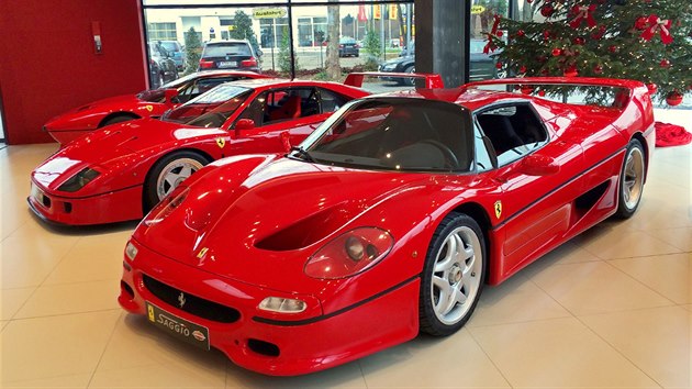 Ferrari F50, v pozad F40 a 288 GTO