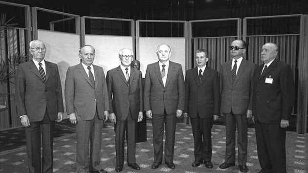 Vedouc delegac na zasedn politickho poradnho vboru Varavsk smlouvy v Berln 29. kvtna 1987. Zleva Gustv Husk (SSR), Todor ivkov (Bulharsko), Erich Honecker (DDR), Michail Gorbaov (SSSR), Nicolae Ceausescu (Rumunsko), Wojciech Jaruzelski (Polsko), Jnos Kdr (Maarsko)