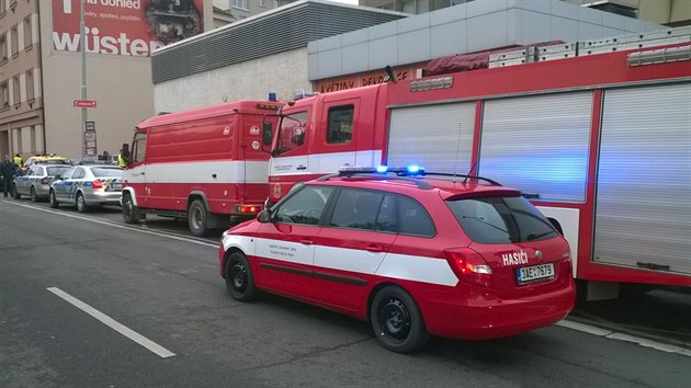 Policie uzavela st nmst Hrdin na prask Pankrci kvli podezelmu balku v budov ministerstva vnitra. (18. prosince 2014)