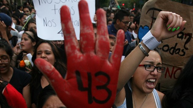 Zmizen 43 student, kte se ztratili zatkem jna, vyvolalo jen dal protesty. Po nkolika tdnech bylo jasn, e studenty nkdo povradil. Snmek je z 22, jna z Mexico City.