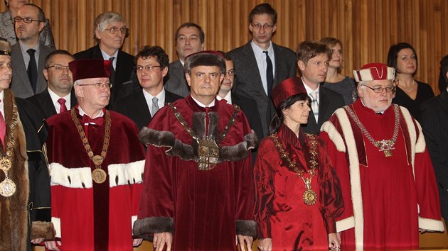 Jmenovac dekrety pevzalo osobn ve Velk aule Karolina 54 ze 64 novch profesorek a profesor. Prezident Milo Zeman, jeho podpis na dekretu je zavrenm procesu zskn profesorskho titulu, se slavnostnho ceremonilu kvli jinm povinnostem nezastnil. (18. prosince 2014)