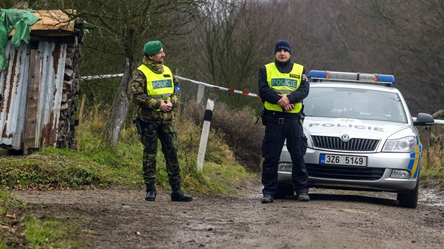 Okol arelu s muninmi sklady u Vrbtic ste destky policist. (8. prosince 2014)