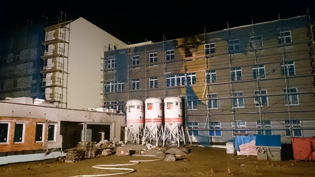 Uvnit rekonstruovan budovy v arelu ostrovsk nemocnice hoel uskladnn stavebn materil, v objektu tak vybuchla tlakov lahev (13. prosince 2014).