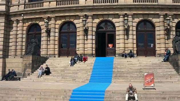 Rudolfinum  kultivovan vkusn forma reklamy pro veejn instituce, kter nijak neru okoln prosted.