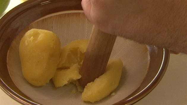 Vaen brambory oloupejte a v misce rozmakejte na kousky.
