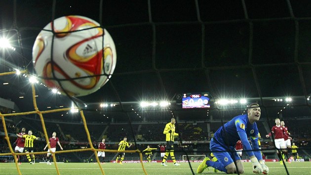 GÓL Sparanský branká Marek tch inkasuje gól z penalty v utkání Evropské...