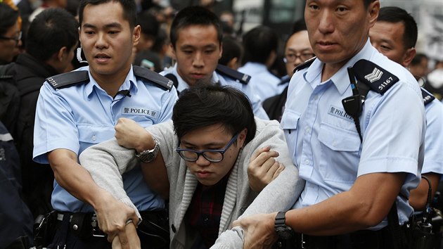 Hongkongsk policie likviduje tbor demonstrant v centru msta. Ty, kte odmtli odejt, pozatkala.