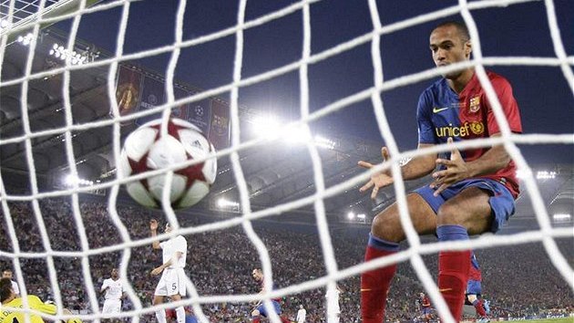 Barcelona: Thierry Henry - Thierry Henry, útoník Barcelony, oslavuje gól,...