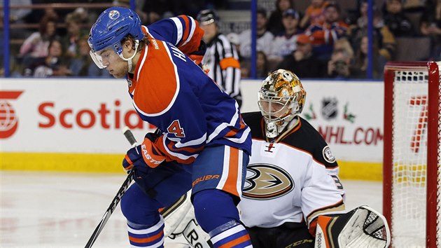 NEBEZPE. Taylor Hall z Edmontonu clon ped brankou Anaheimu, glman Frederik Andersen je ve stehu.