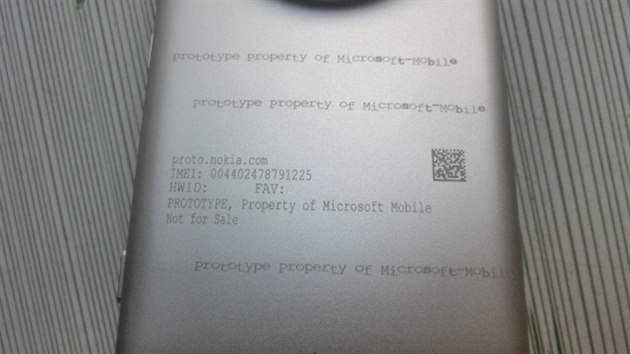 Prototyp neznmho smartphonu Microsoft. Je to odpskan model McLaren?