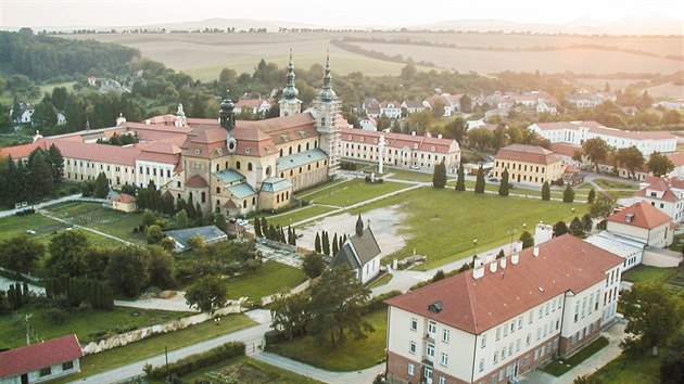 Velehrad se zaal mnit ped pti lety. Na snmku je pvodn stav bazilky a jejho okol.