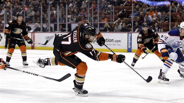 Ryan Kesler z Anaheimu napahuje ke glov tref v zpase s Edmontonem.