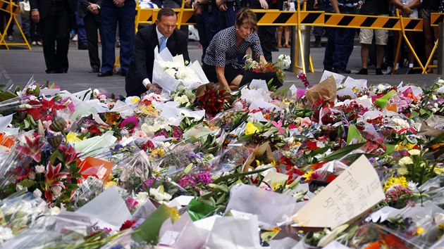 K pietnmu mstu na Martin Place poloili kvtiny i australsk premir Tony Abbott s manelkou.