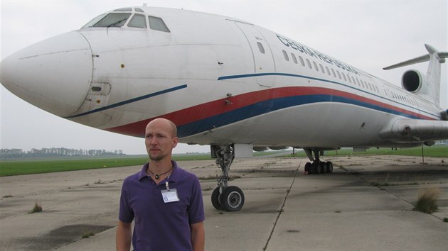 Prezidentsk specil Tupolev Tu-154M se stane nejvtm expontem olomouckho leteckho muzea. Podle jednoho ze sprvc muzea Zdeka Svobodnka (na snmku) je zachovn do poslednho detailu.