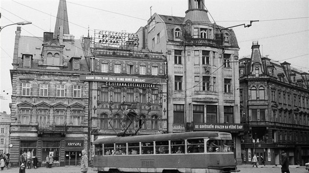 Do roku 1984 jezdily tramvaje dnen Moskevskou ulic a pokraovaly na Lidov sady kolem divadla. Ve smru k ndra opoutla tramvaj nmst Praskou ulic.