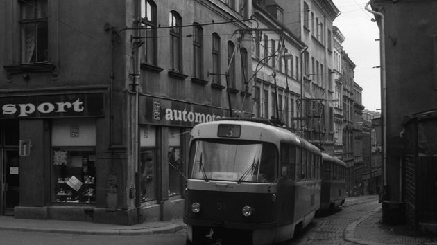 Do roku 1984 jezdily tramvaje dnen Moskevskou ulic a pokraovaly na Lidov sady kolem divadla. Ve smru k ndra opoutla tramvaj nmst Praskou ulic.