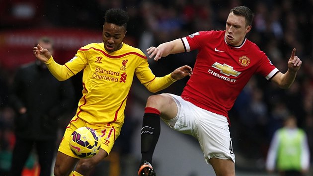 Raheem Sterling (vlevo) z Liverpoolu si hld u postrann ry baln, dor na nj Phil Jones z Manchesteru United.