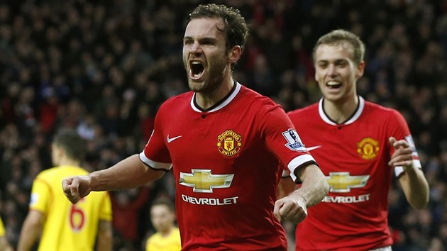 YES! Juan Mata (vpedu) z Manchesteru United zav chvle euforie, svm glem zvil veden nad Liverpoolem na 2:0, s gratulac pibh James Wilson.