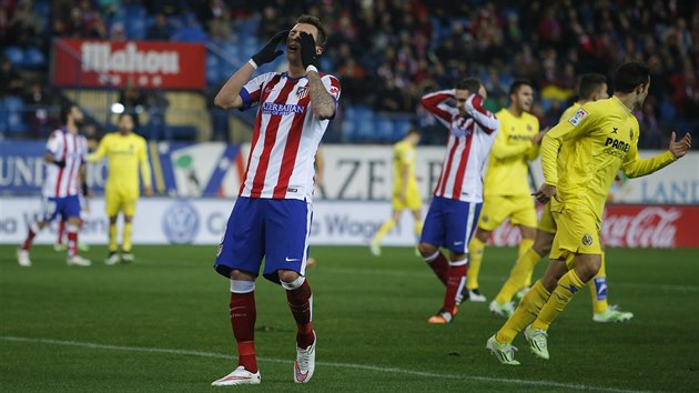 Mario Manduki z Atltica Madrid lituje splen ance v duelu s Villarrealem.