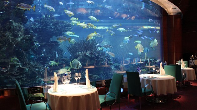 Akvrium s milionem litr vody jako uniktn dekorace luxusn restaurace v dubajskm hotelu Burd Al Arab.
