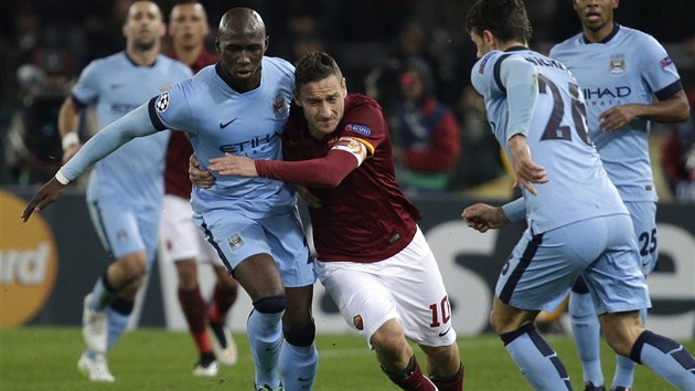 OBKLOPEN BLEDMODRMI. Francesco Totti, kapitn AS m, versus hri Manchesteru City.