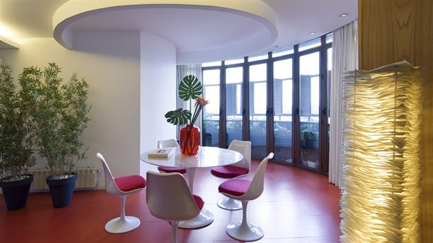 idle a stl v jdelnm kout navrhl designr Eero Saarinen v roce 1957 pro Knoll a do bytu je dodala firma Vitra.  