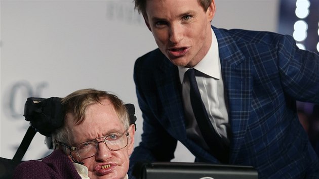 Fyzik Stephen Hawking a herec Eddie Redmayne, kter vdce ztvrnil ve filmu Teorie veho (Londn, 9. prosince 2014).