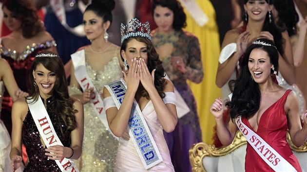 Miss World 2014 vyhrla Rolene Straussov z Jin Afriky (uprosted), druh skonila Maarka Edina Kulcsrov a tet Amerianka Elisabeth Safritov.