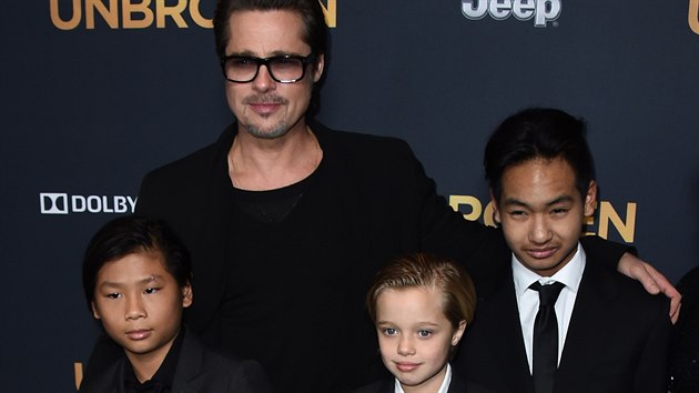 Brad Pitt a jeho dti Pax, Shiloh a Maddox (Los Angeles, 15. prosince 2014)