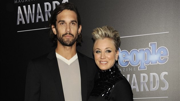 Ryan Sweeting a Kaley Cuoco Sweetingov na The People Magazine Awards (Beverly Hills, 18. prosince 2014)